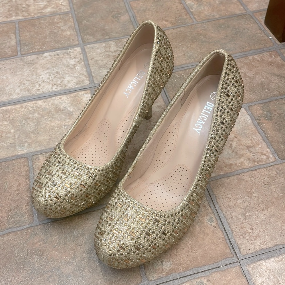 Delicacy gold pumps